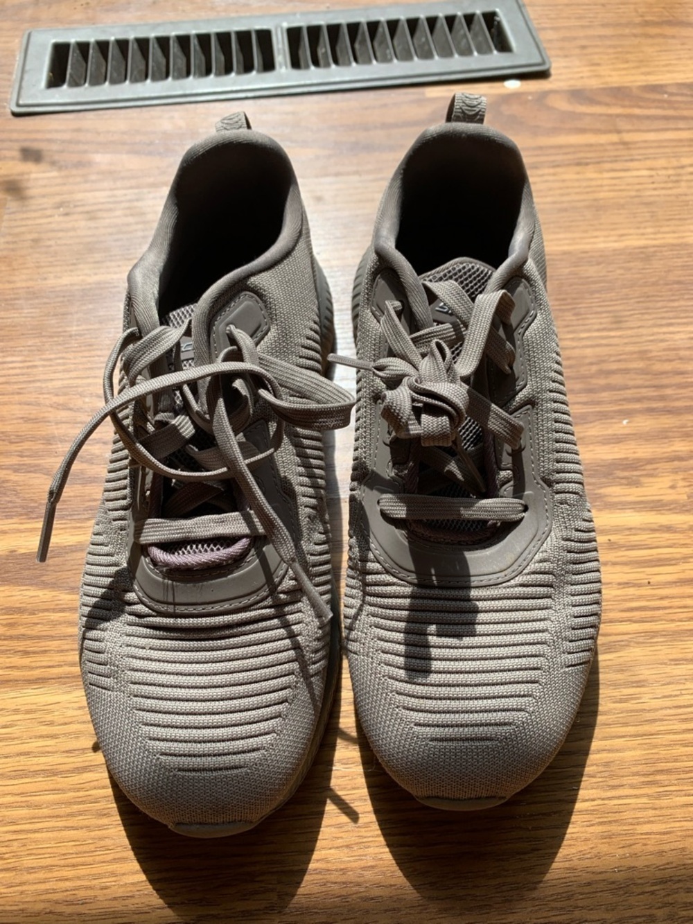 Skechers Womens Athletic Lace-Up Sneakers Grey Size 7.5 Casual Shoes Footwear